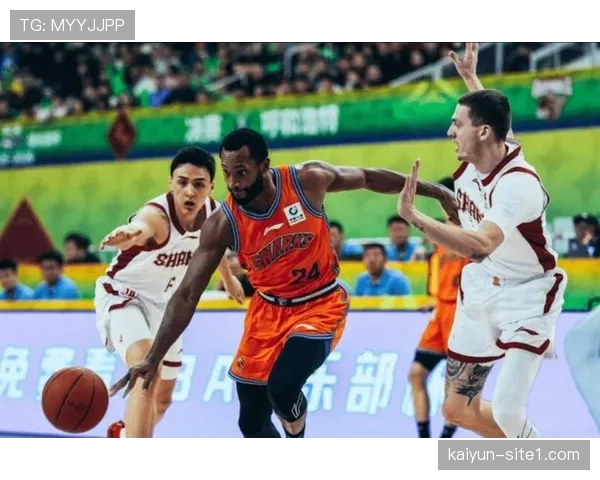 上海男篮保持主场18连胜 四外援配置均衡冲击冠军 上海男篮保持主场18连胜 四外援配置均衡冲击冠军